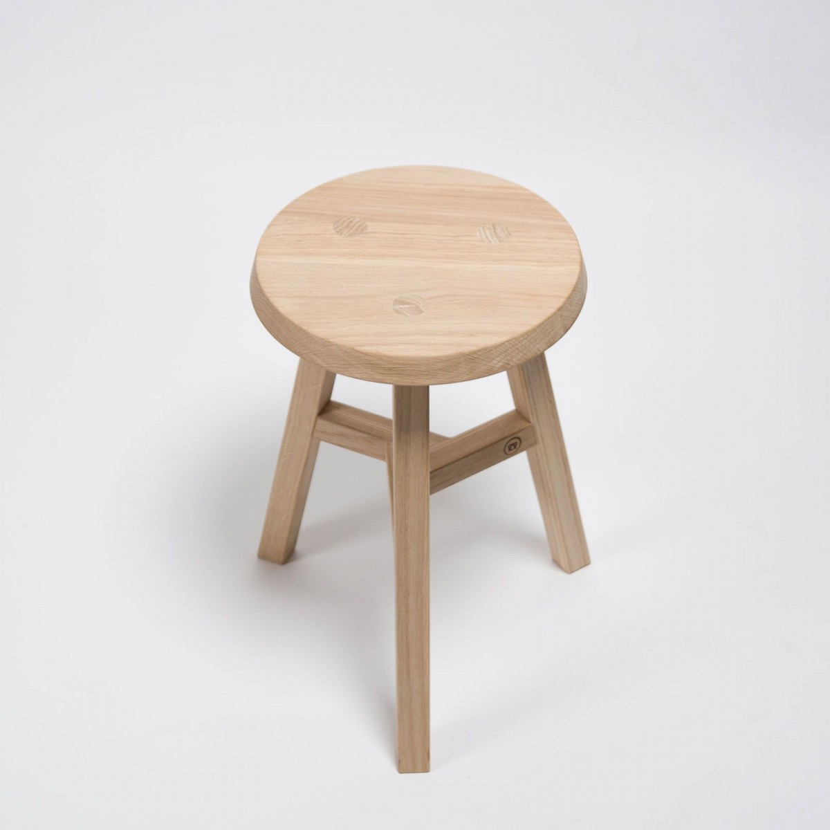 Designhocker "Lia" aus Massivholz

