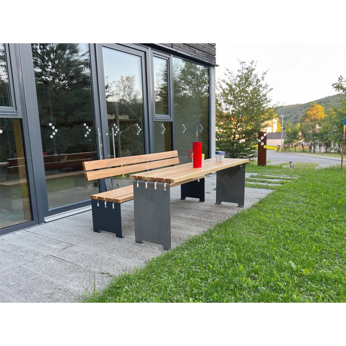Keilbach Bank il.ponte, Rückenlehne mit 2 Bohlen aus Eschenholz, Länge: 200 cm, Sitzhöhe: 44 cm, Sitztiefe: 46 cm
Gesamthöhe : 80 cm