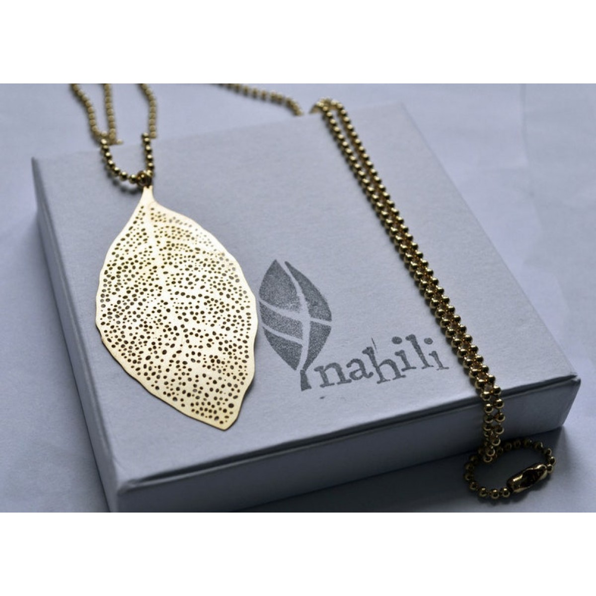 nahili KETTE "LEAF" lang & mit goldenem langen Blatt Gelbgold 14K Kügelchenkette