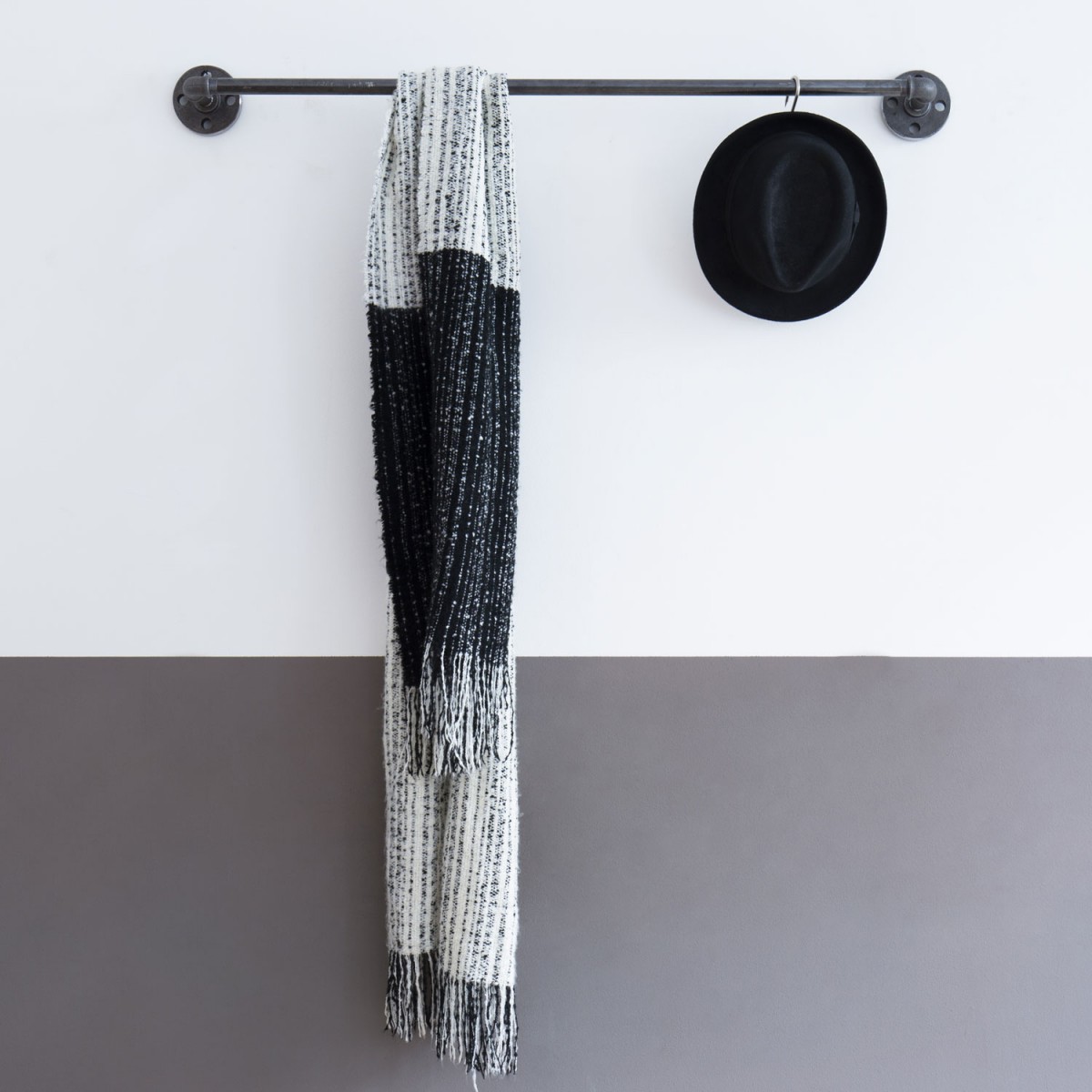 Industrial Style Kleiderstange · Wandgarderobe im Industriedesign SOLID LINE - Tiefe 25 cm