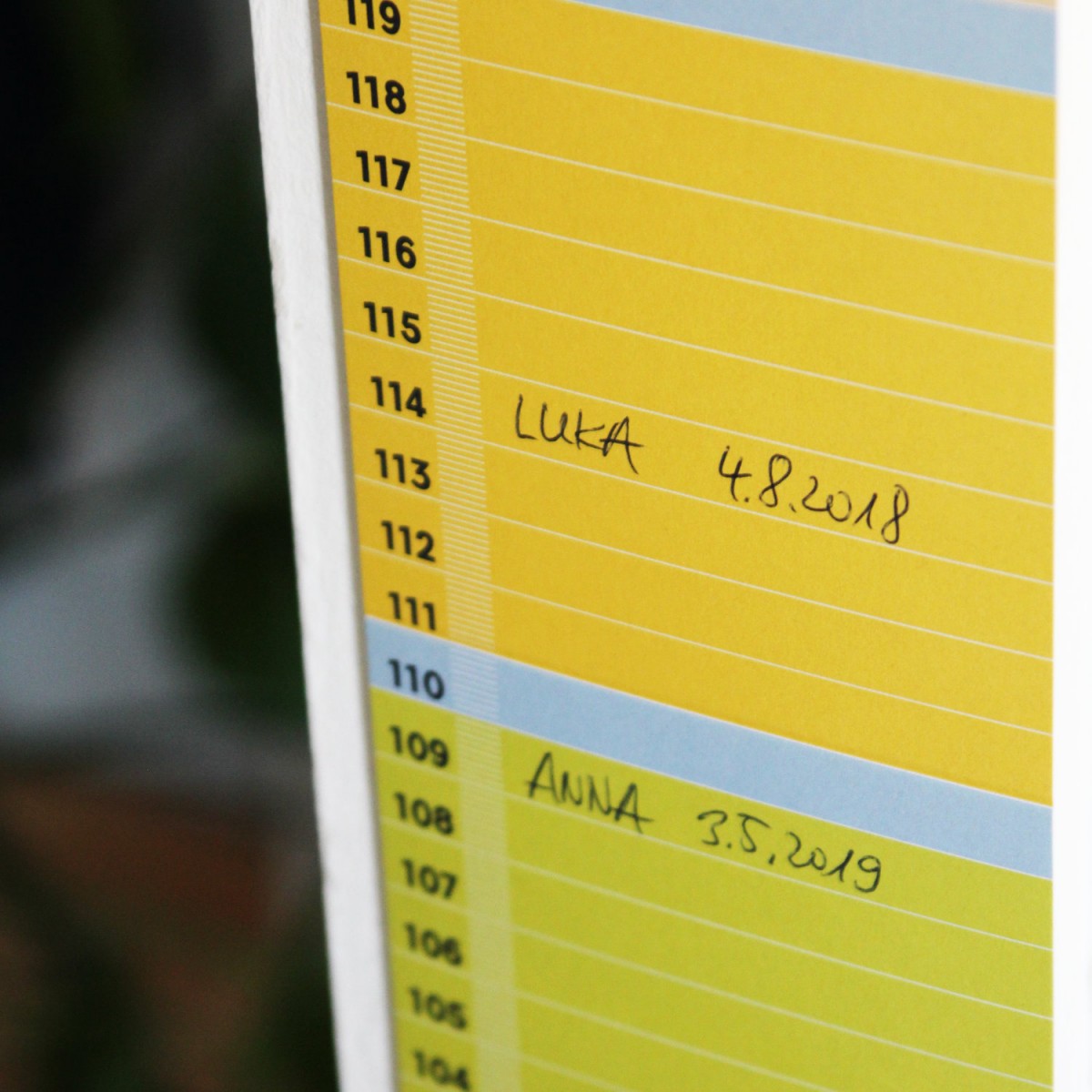 Minimalistische Design-Messlatte „mannometer“ | beidseitig bedruckt | 70 bis 190 cm | Variante „bunt“ | 100% Recyclingpapier