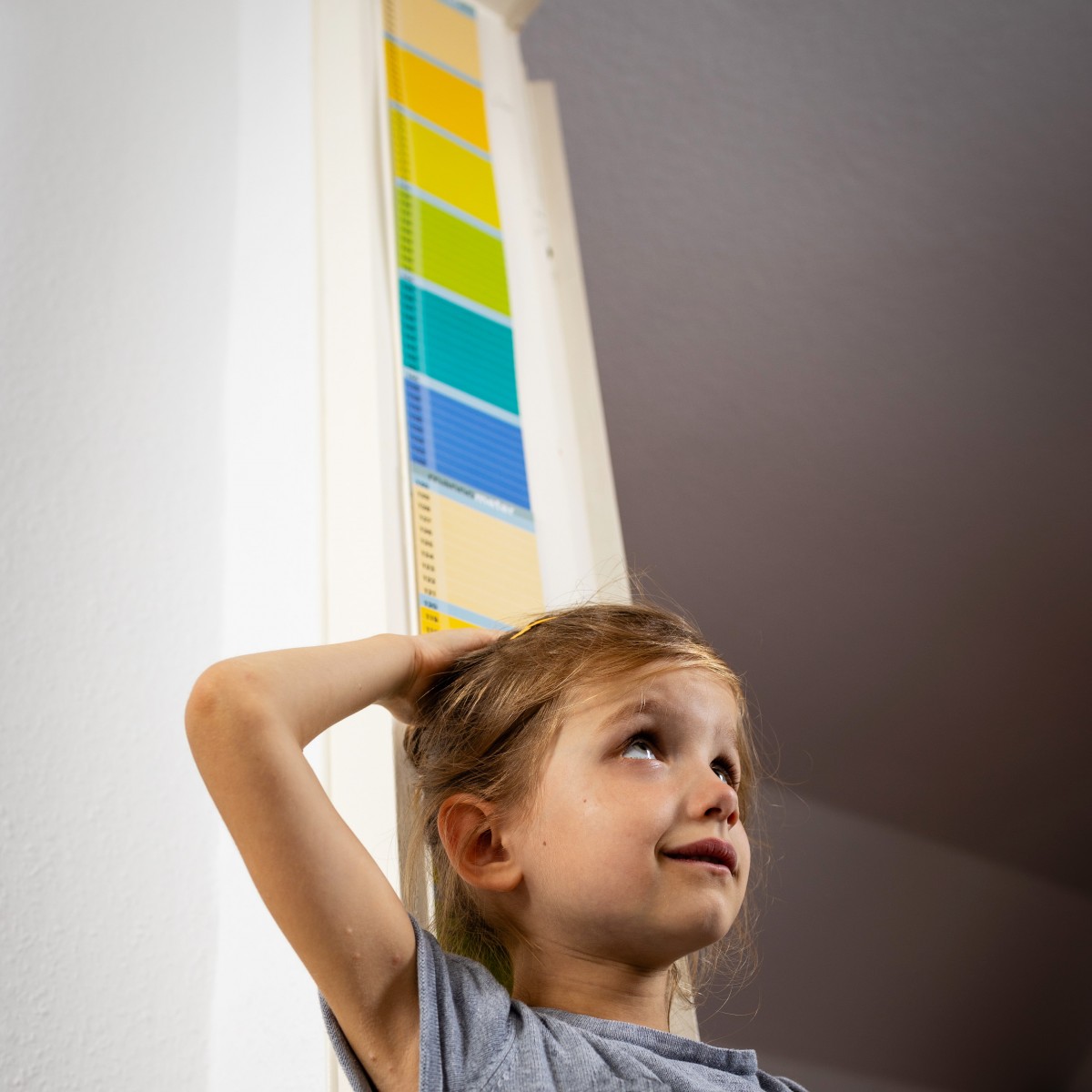 Minimalistische Design-Messlatte „mannometer“ | beidseitig bedruckt | 70 bis 190 cm | Variante „bunt“ | 100% Recyclingpapier | Wi-La-No