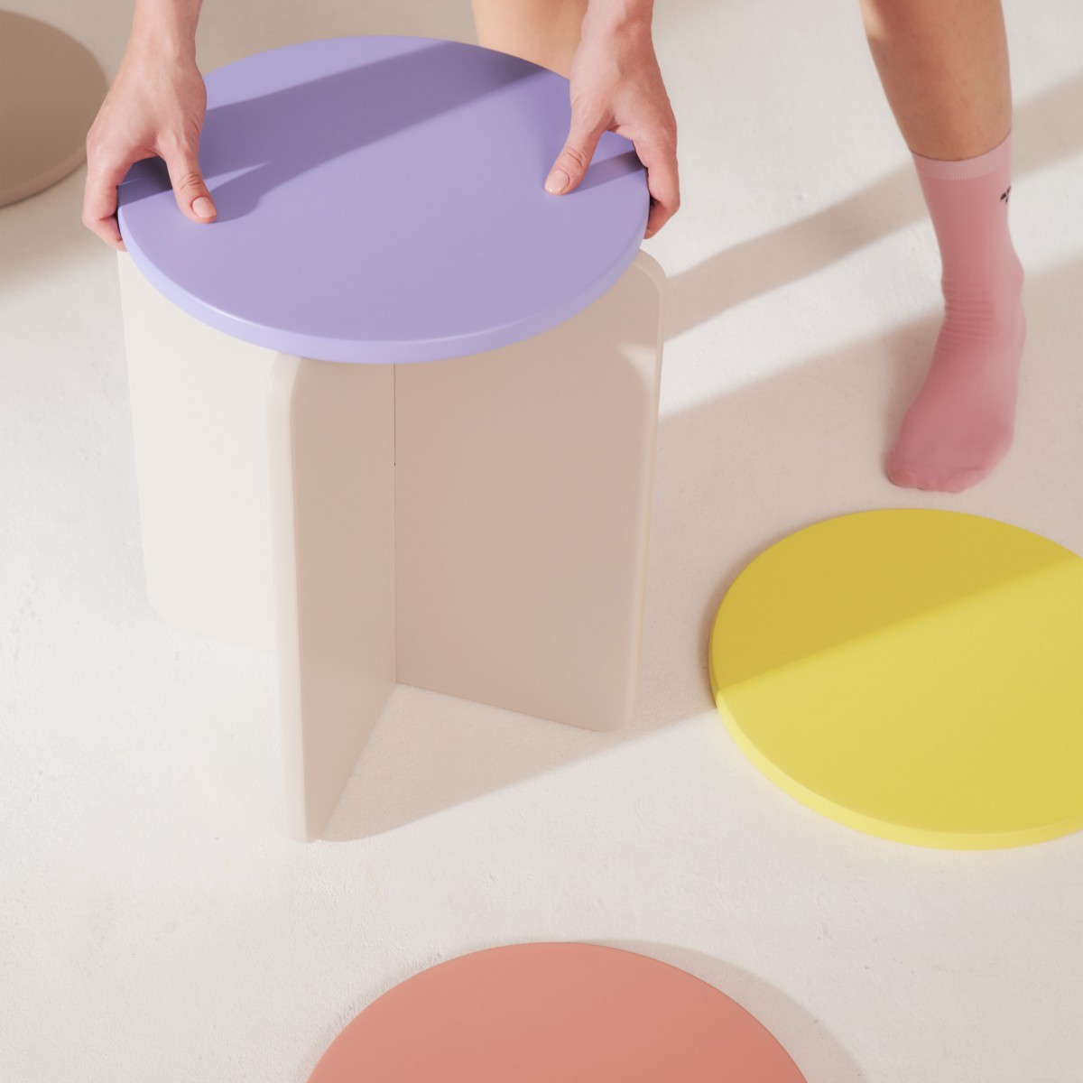 XO Hocker und Sidetable in LAVENDEL von Studio Sonntag