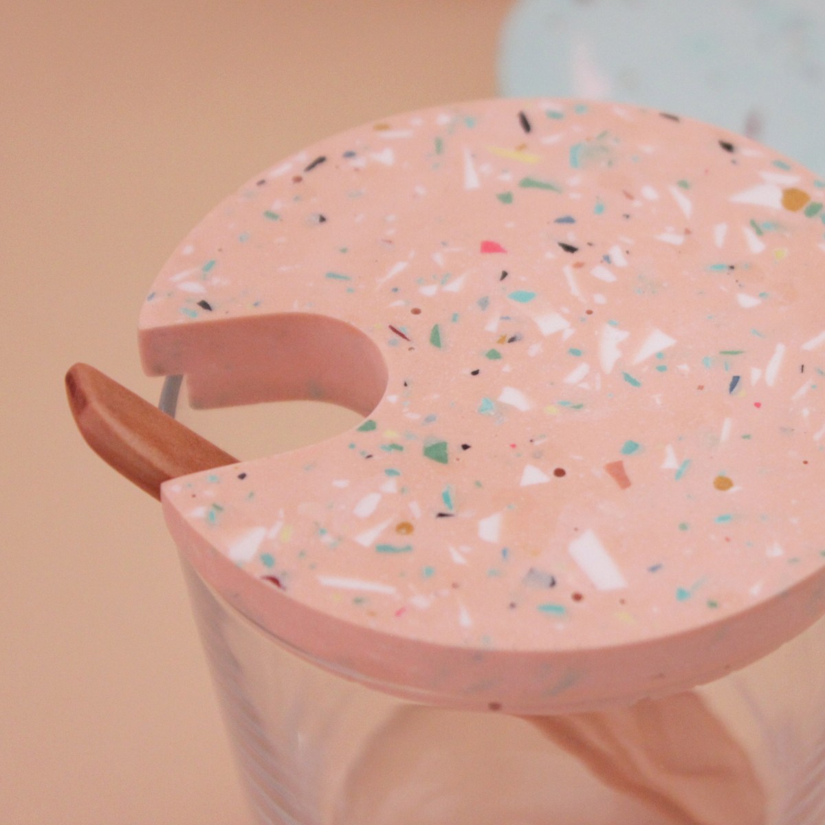 objet vague / Terrazzo Großes Glas mit Holzlöffel / Skin 