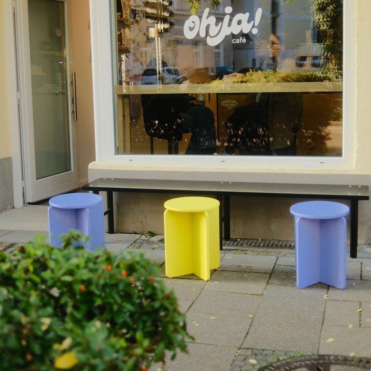 XO Hocker und Sidetable in TIEFBLAU von Studio Sonntag