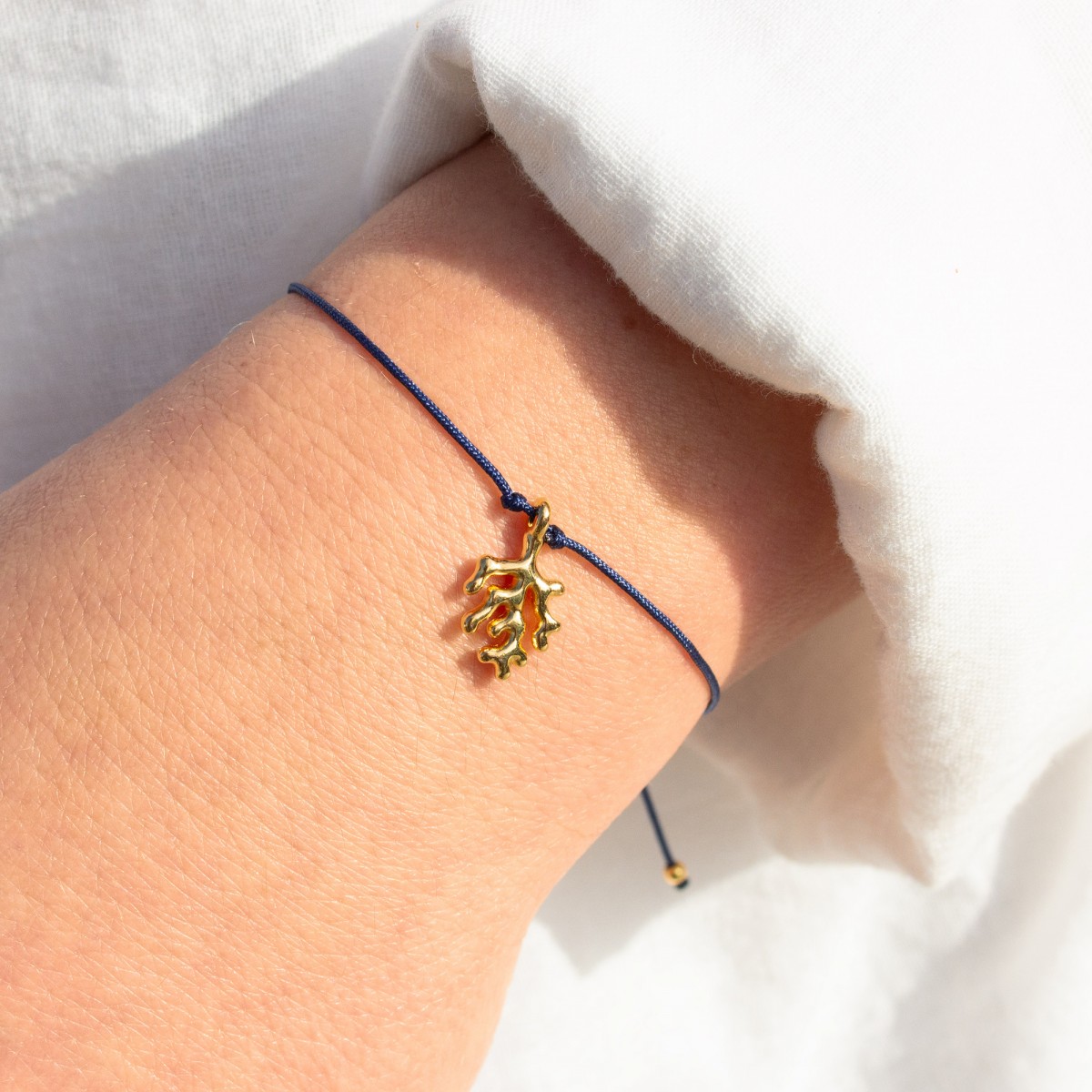 Bow & Hummingbird Armband auf Karte - Koralle - Ein kleiner Gruß vom Meer - 24 Karat vergoldet
