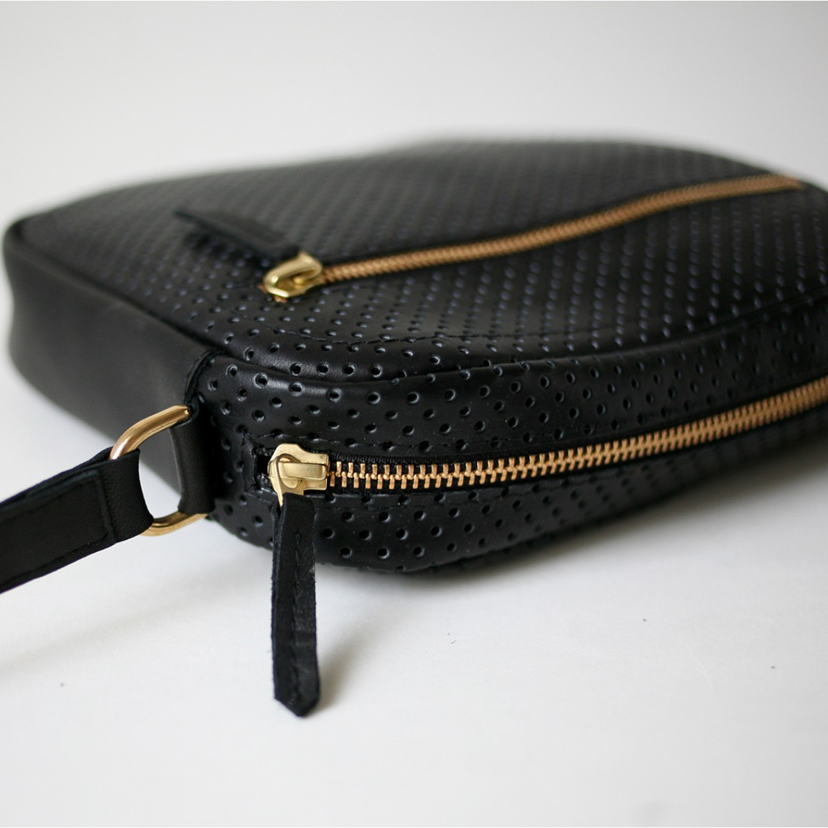 alexbender Minimalistische Schultertasche ZIP echt Leder Schwarz perforiert