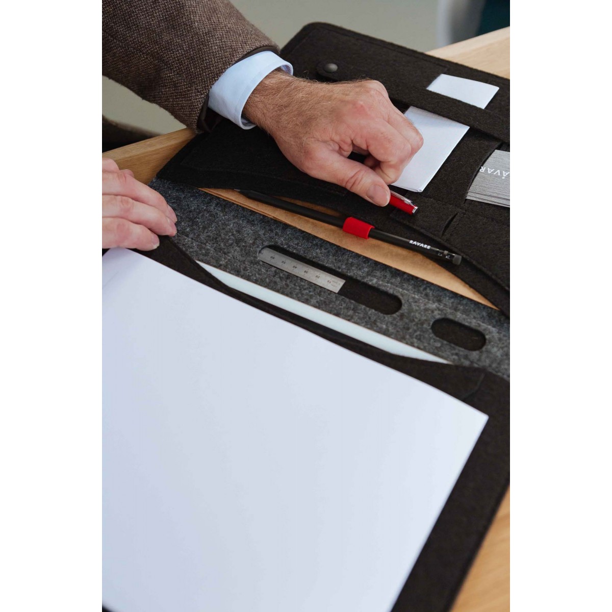 RÅVARE Stilvoller Filz-Organizer für iPad 12.9", puristische Businessmappe, minimalistischer Reiseorganizer