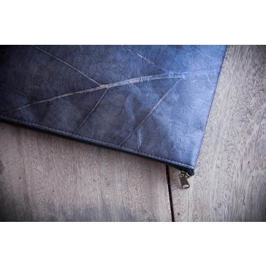 Gefütterte nachhaltige Laptop Hülle 13–14" aus Blattleder – Vegane, handgenähte & wasserabweisende Laptoptasche für MacBook Air / Pro - blau