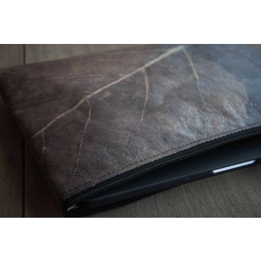 Gefütterte nachhaltige Laptop Hülle 13–14" aus Blattleder – Vegane, handgenähte & wasserabweisende Laptoptasche MacBook Air/Pro - grau/braun BY COPALA