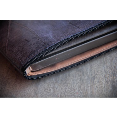 Gefütterte nachhaltige Laptop Hülle 13–14" aus Blattleder – Vegane, handgenähte & wasserabweisende Laptoptasche für MacBook Air / Pro - blau