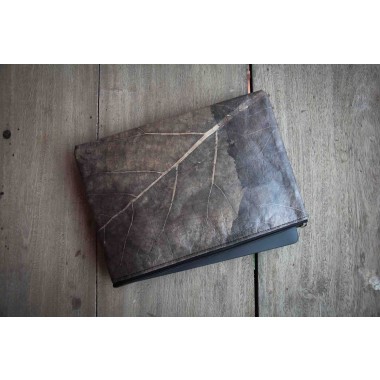 Gefütterte nachhaltige Laptop Hülle 13–14" aus Blattleder – Vegane, handgenähte & wasserabweisende Laptoptasche MacBook Air/Pro - grau/braun BY COPALA