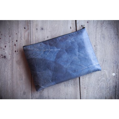 Gefütterte nachhaltige Laptop Hülle 13–14" aus Blattleder – Vegane, handgenähte & wasserabweisende Laptoptasche für MacBook Air / Pro - blau