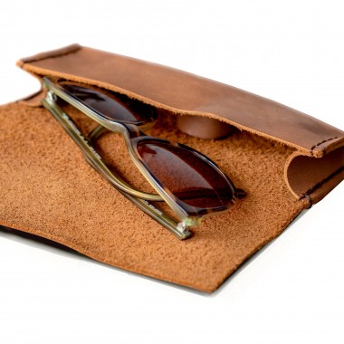 hecho. Brillenetui aus Pull-Up Leder | Handmade, Fair & Sustainable |  „Pablo“ (Dark Wood)