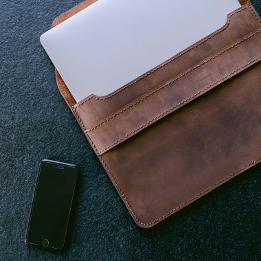 hecho. Hülle aus Pull-Up Leder für MacBook Pro 16“ | Handmade & Fair-Fashion | "Fernando"