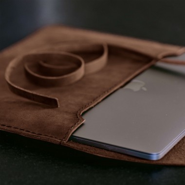 hecho. Hülle aus Pull-Up Leder für MacBook Pro 16“ - Handmade & Fair | „Pablo“