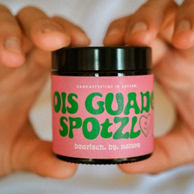 Ois guade Spotzl – Bayerische Spruchkerze Geburtstag | 95g Rapswachs Zedernholz