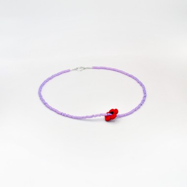 »BloomingAura« – Kette mit rotem Blumenanhänger und violetten Perlen von pinapina  