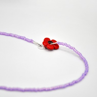 »BloomingAura« – Kette mit rotem Blumenanhänger und violetten Perlen von pinapina  
