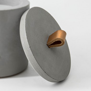Nachfüllbares Beton-Indoor-Feuer “LIGHT S” – mit Ledergriff Farbe Cognac - 
Ideal Wachsreste verbrauchen