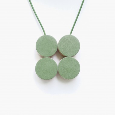 EINFACHDESIGN, magnetische Kette für verschiedene Kettenformationen, Leder auf Holz mit Lederband, grün
