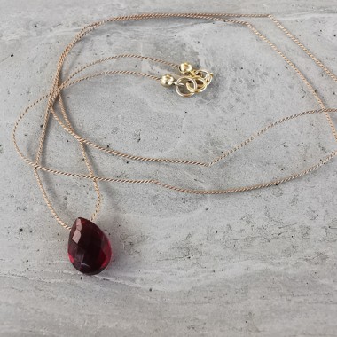 zarte Halskette aus Seide mit facettiertem Granat Anhänger - KIZZU Schmuck