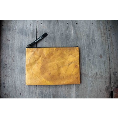 Gefütterte nachhaltige Laptop Hülle 13–14" aus Blattleder – Vegane, handgenähte & wasserabweisende Laptoptasche für MacBook Air / Pro in gelb