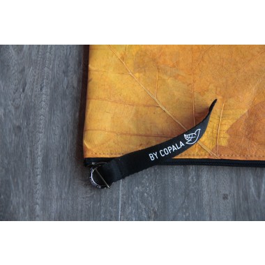 Gefütterte nachhaltige Laptop Hülle 13–14" aus Blattleder – Vegane, handgenähte & wasserabweisende Laptoptasche für MacBook Air / Pro in gelb