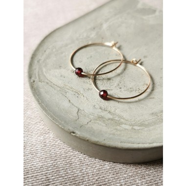 Creolen mit tiefrotem Granat – kraftvoll, stilvoll und ideal für jeden Tag! - handgefertigt in Sterling Silber und (Rosé) Gold Filled - KIZZU Schmuck Manufaktur