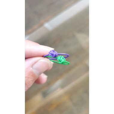Weißer Knotenring aus recycelten Kabeln – farbenfroher Statement-Schmuck, handgemacht und nachhaltig I KIZZU Schmuck Manufaktur 