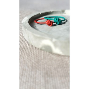 Weißer Knotenring aus recycelten Kabeln – farbenfroher Statement-Schmuck, handgemacht und nachhaltig I KIZZU Schmuck Manufaktur 