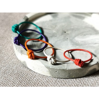 Knotenring Rot – Handgemacht aus recycelten Kabeln | KIZZU Schmuck Manufaktur 