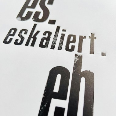 es.
eskaliert.
eh.
Letterpress von papelami