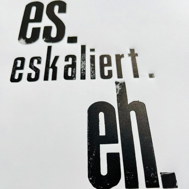 es.
eskaliert.
eh.
Letterpress von papelami