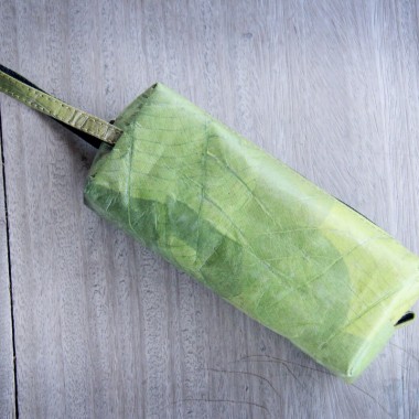 Kosmetik-Tasche / Federmappe aus Blättern in grün