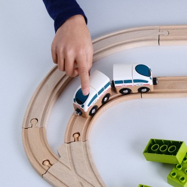 Mein Kreativ Zug - Eisenbahnen ICE oder REGIO zum selber bauen. Kompatibel zu großen Klemmbausteinen und Holzschienen. Von Neue Freunde.