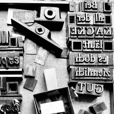 Bei all der KACKE  
Letterpress von Papelami