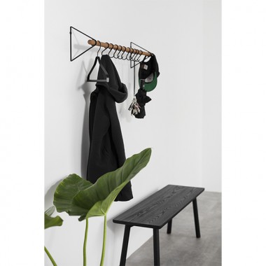 SOLID Flurgarderobe in Schwarz (geölte Eichenholzstange) mit schwarzen Haken | Result Objects