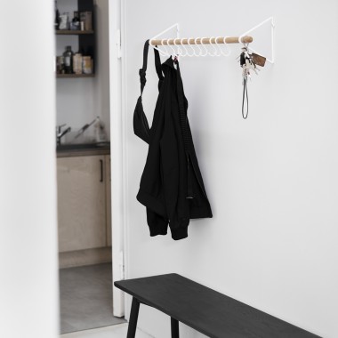 SOLID Flurgarderobe in Weiß mit weißen Haken | Result Objects