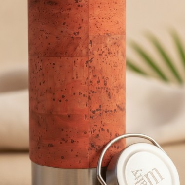 Edelstahl-Trinkflasche 750 ml mit Korksleeve und Teesieb