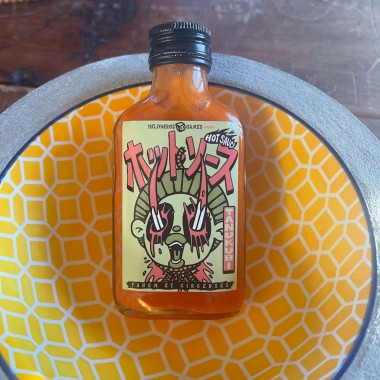 Hot Sauce "Tanukubi - Scharfe Chili Soße mit Ghost Pepper Chili - in Geschenkverpackung inkl. Tanuki Pin