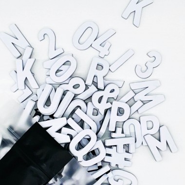 Set mit 200 modernen Magnetbuchstaben, Zahlen & Sonderzeichen. WOLKEN WEISS | TYPE OH