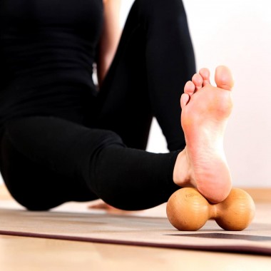 rollholz – Massagedoppelkugel aus Holz zur Regeneration & Schmerzvorbeugung