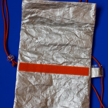 Pikto3000 Mini-Rolltop-Tasche – Silber mit orange Details – Leichte Umhängetasche aus Tyvek®