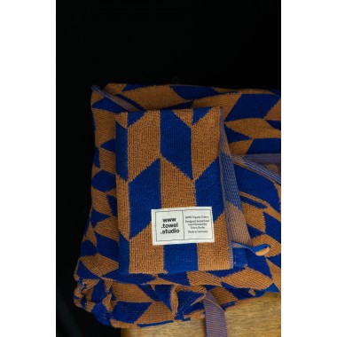 Towel.Studio | Arrow Tail Strandtuch | Azure & Chestnut