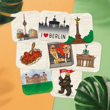 Stadtliebe® | Berlin Geschenk Set „Freundschaft“ 8 Bierdeckel Postkarten mit Berlin Motiven und Spielkarten Set