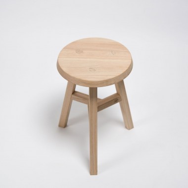 Designhocker "Lia" aus Massivholz
