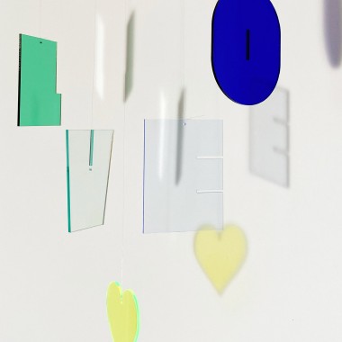 Mobilé LOVE von not white studio.