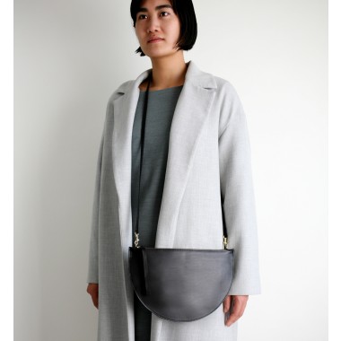alexbender Halbmondclutch mit Träger Leder Schwarz, Wristlet