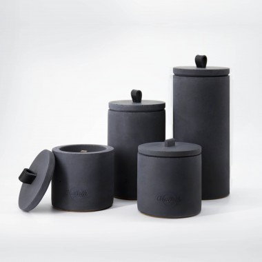 Beton-Outdoor-Feuer "DARK" (Höhe 14 cm) - mit schwarzem Ledergriff. Oder: Der nachhaltige Wachs-Fresser von Grellroth Design